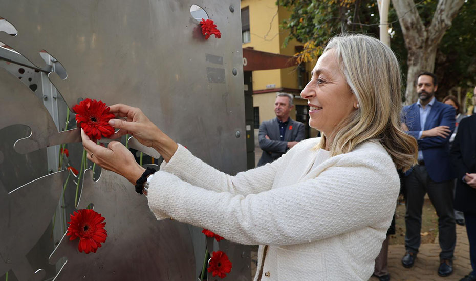 Rocío Hernández participa en la ofrenda floral en el monumento en Sevilla a las personas fallecidas por VIH-Sida.